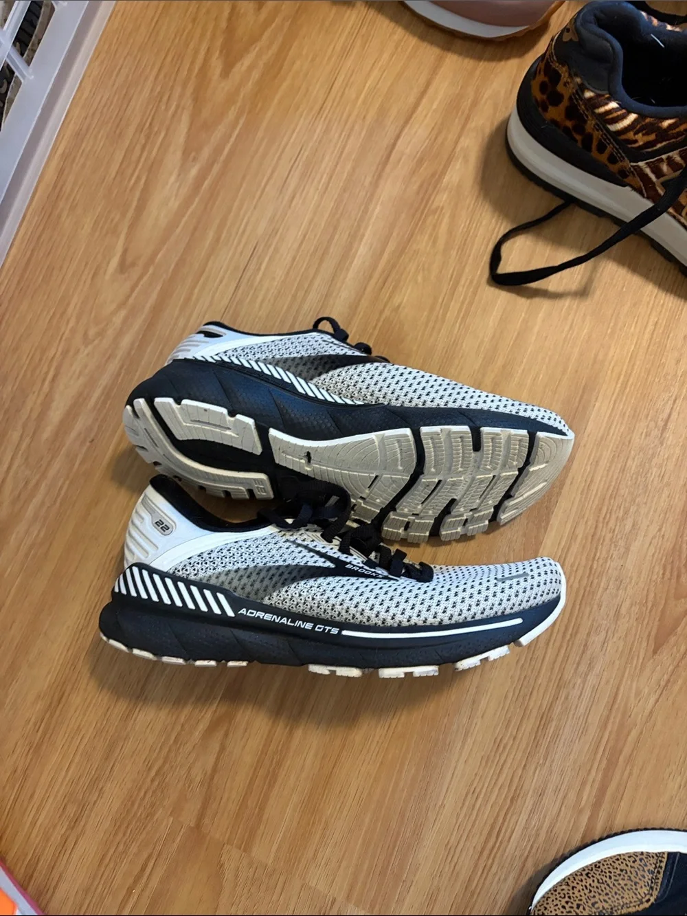 Brooks women’s White and Black Mesh Running Sneakers